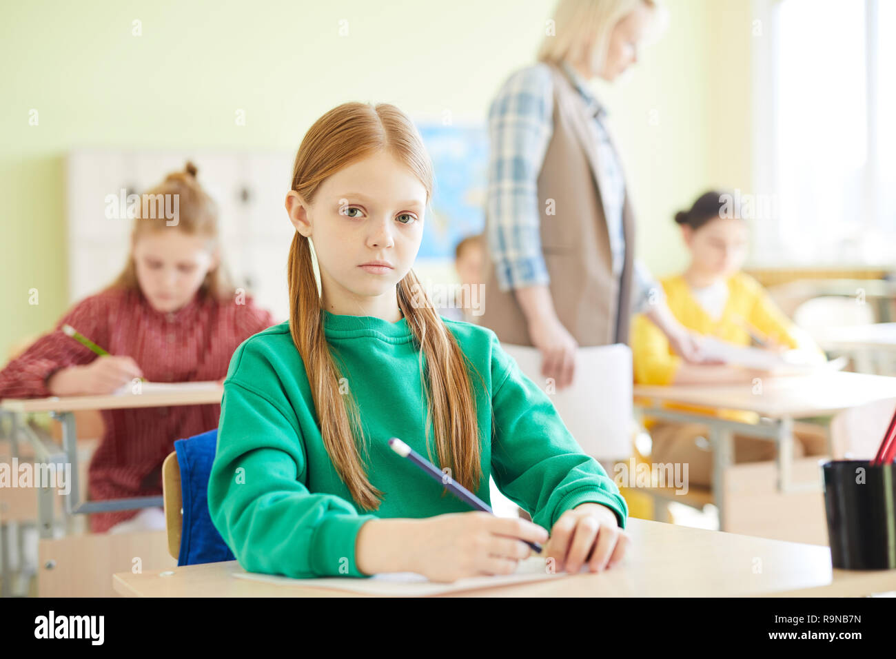 Grave schoolgirl in esame Foto Stock