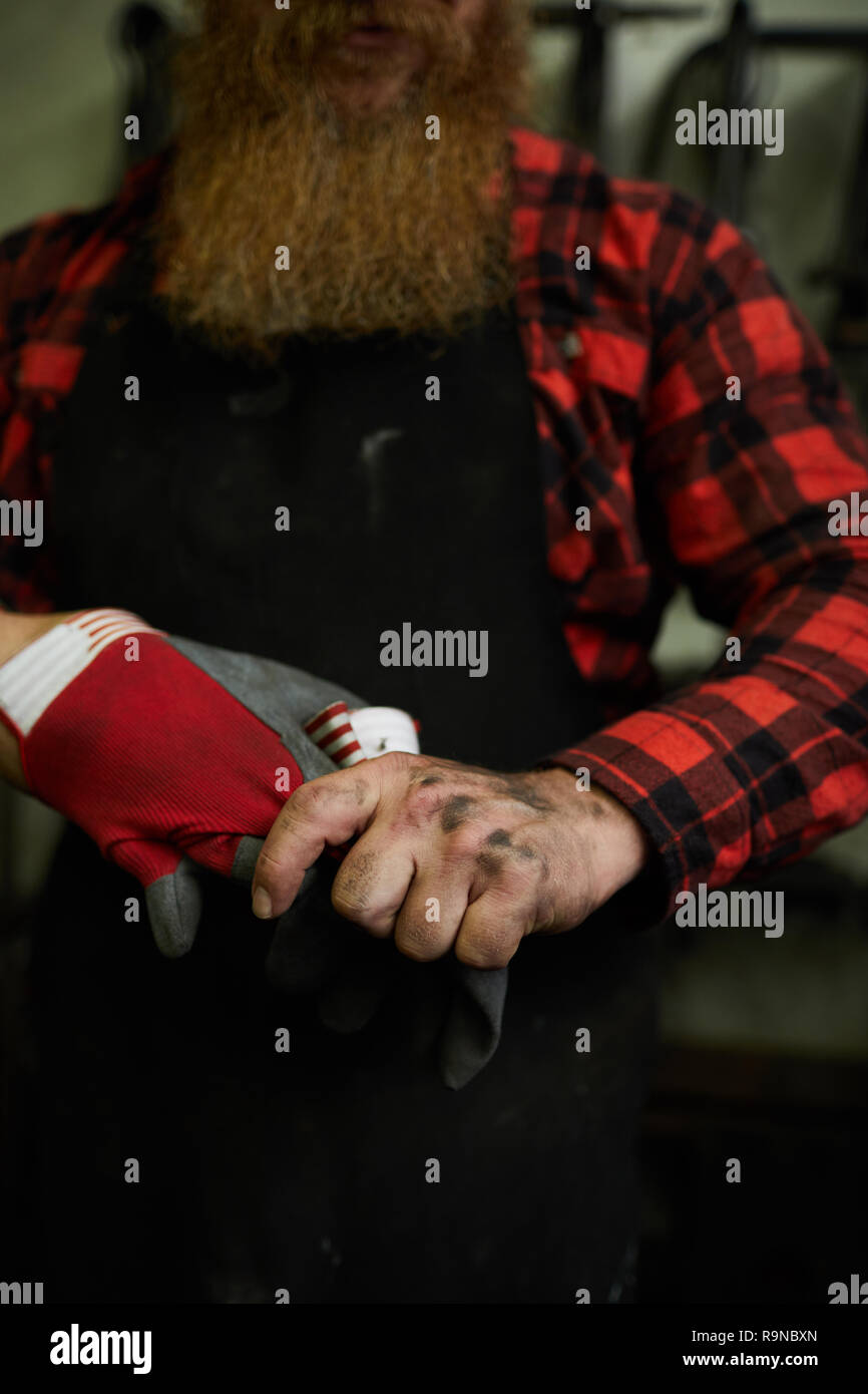 Le mani sporche di lavoratore manuale Foto Stock