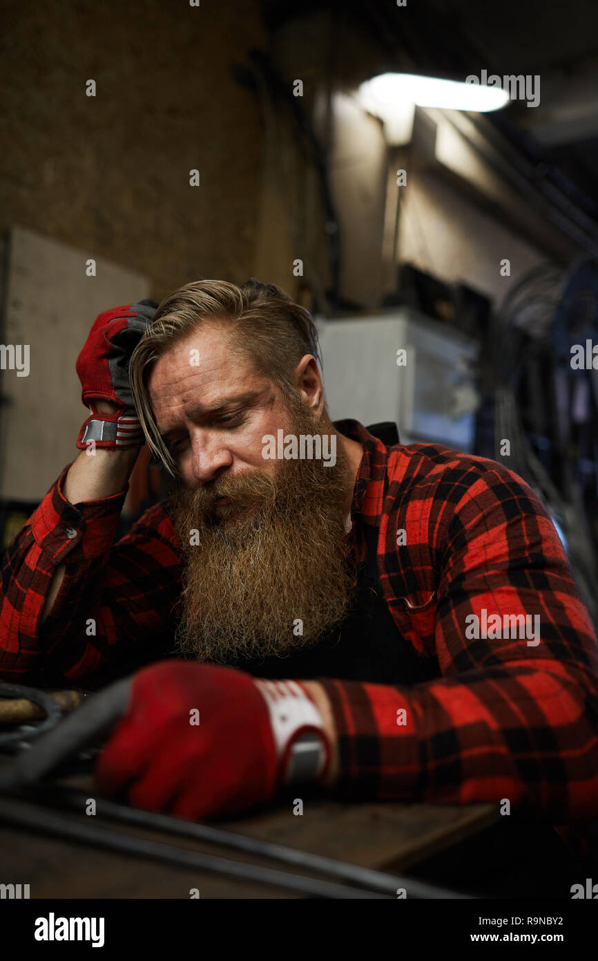 Stanco morto lavoratore manuale di officina Foto Stock