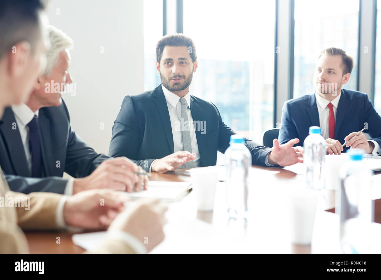 Parlando al collega straniero Foto Stock