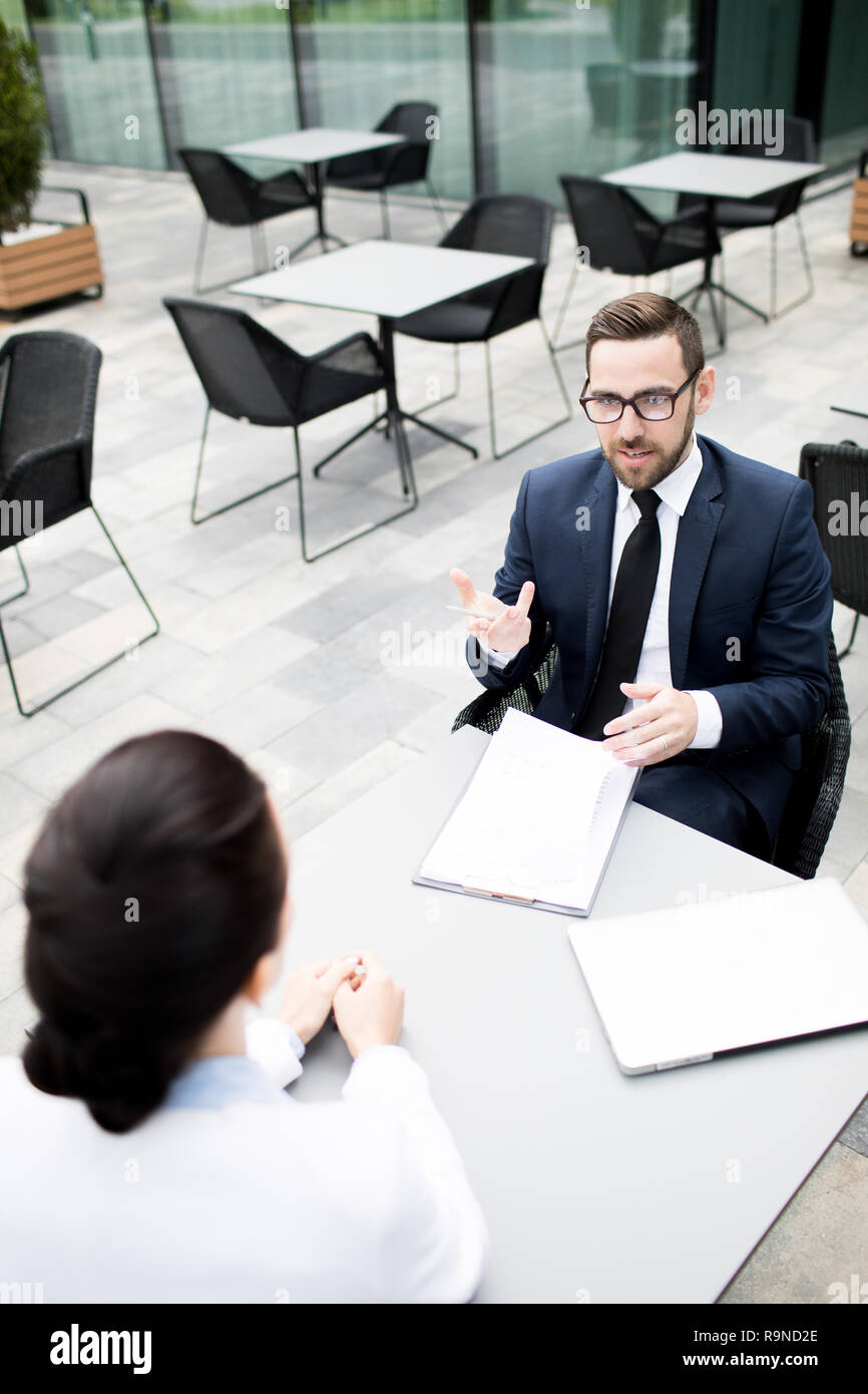 La comunicazione uomo e donna fare affari all'aperto Foto Stock