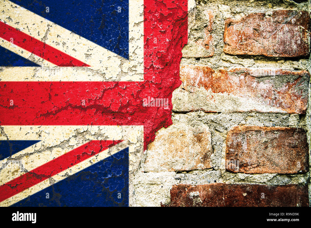 Regno Unito (UK) bandiera bandiera dipinta incrinato diviso pareti scrostate e parete di mattoni cemento facciata. Concetto di immagine per la Gran Bretagna, British, Inghilterra, Brexi Foto Stock