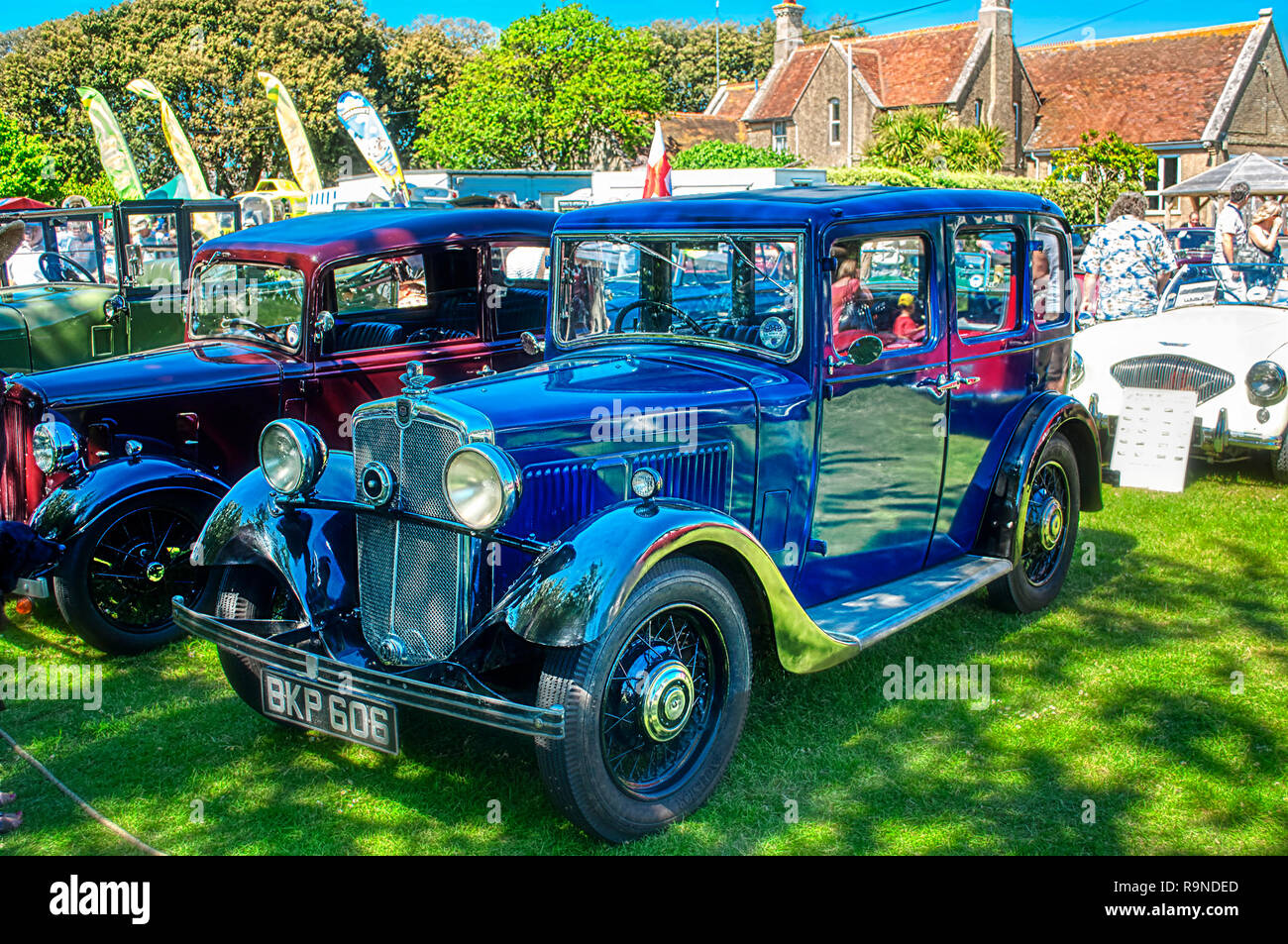 Morris dieci quattro 1935 auto d'epoca, reg. n. BKP 606 sul display in classic car show al vecchio adesivo telato del Festival, Yarmouth, Isola di Wight Foto Stock