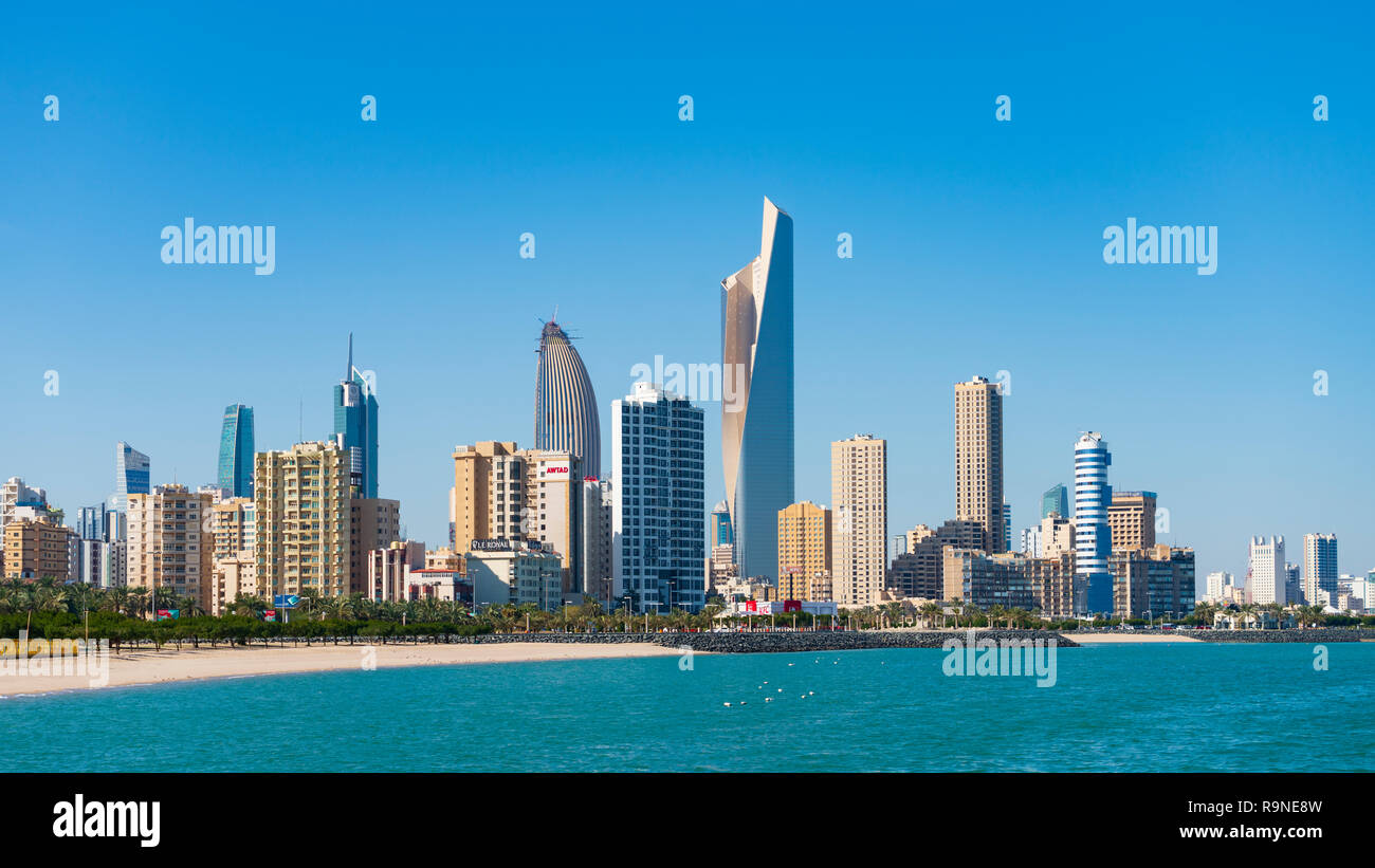 Giorno skyline del centro di Kuwait City in Kuwait, Medio Oriente Foto Stock