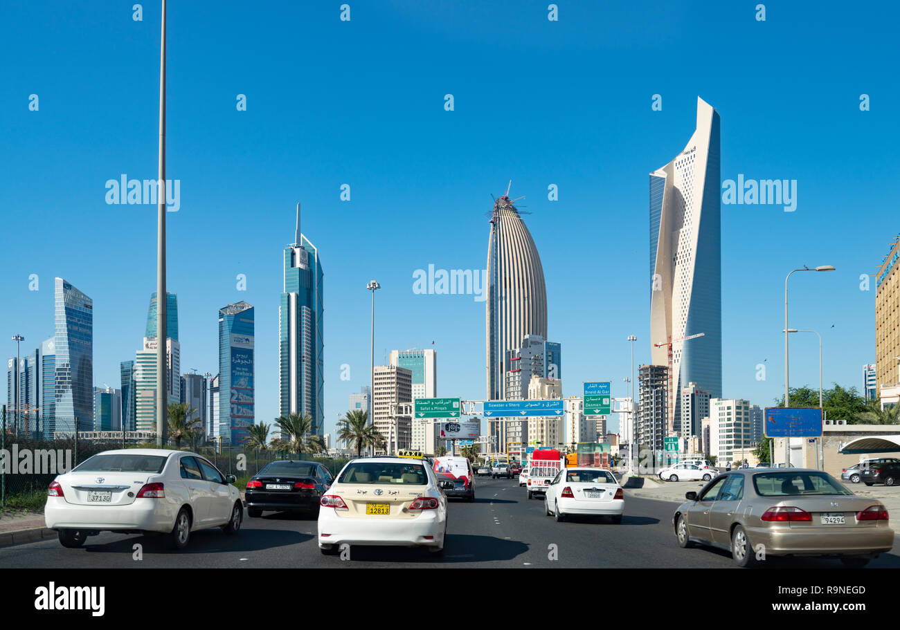 Skyline del centro di Kuwait City e il traffico su autostrada in Kuwait, Medio Oriente Foto Stock
