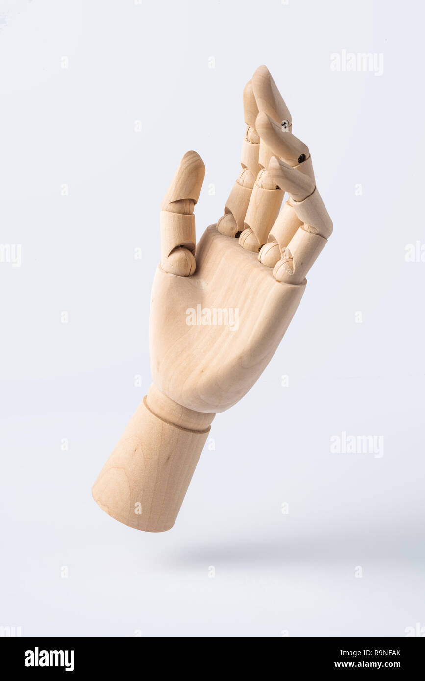 Business e design concept - legno di alzare la mano con gesto isolato su sfondo bianco Foto Stock