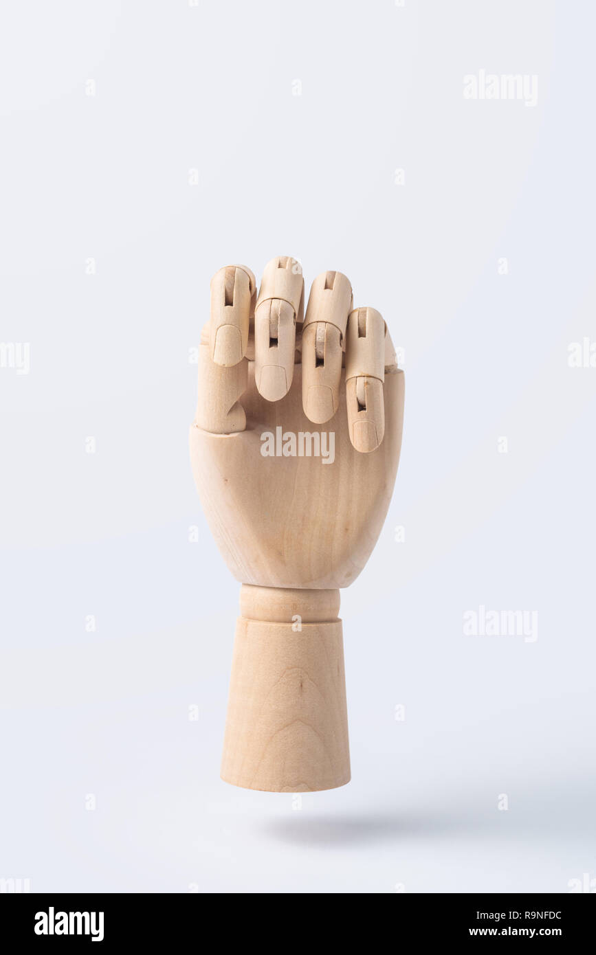 Business e design concept - legno di alzare la mano con pugno la postura isolati su sfondo bianco Foto Stock