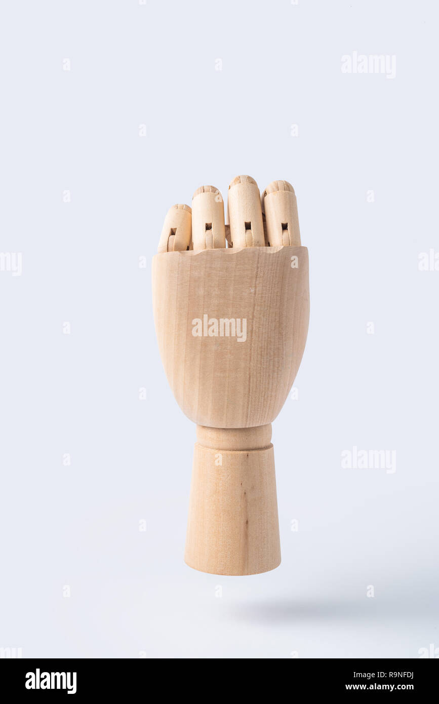 Business e design concept - legno di alzare la mano con pugno la postura isolati su sfondo bianco Foto Stock