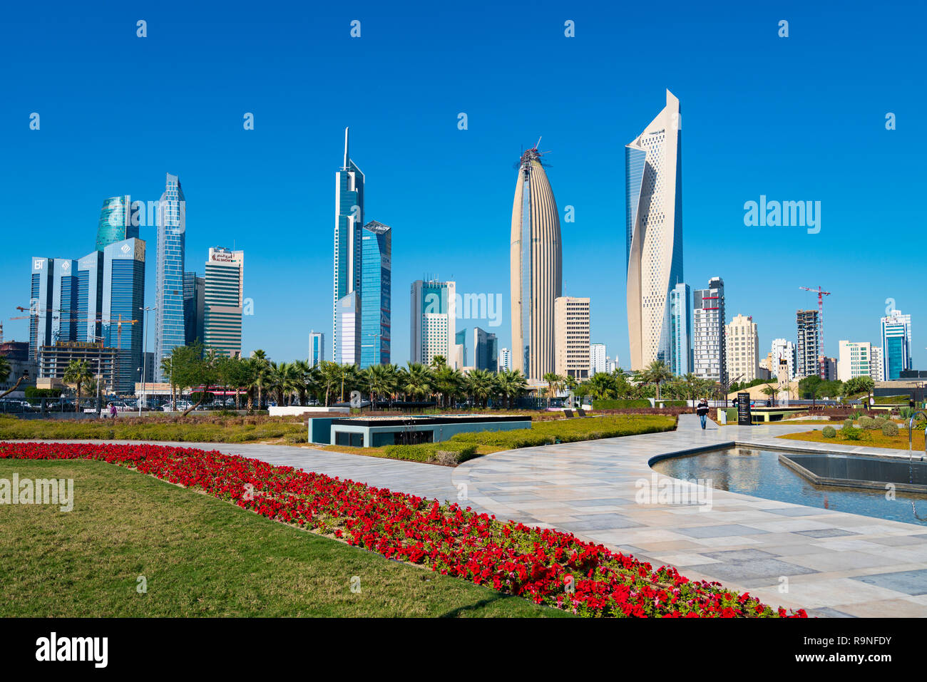 Giorno skyline del centro di Kuwait City da Al Shaheed Park in Kuwait, Medio Oriente Foto Stock