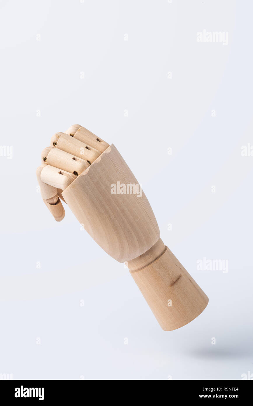 Business e design concept - legno di alzare la mano con pugno la postura isolati su sfondo bianco Foto Stock
