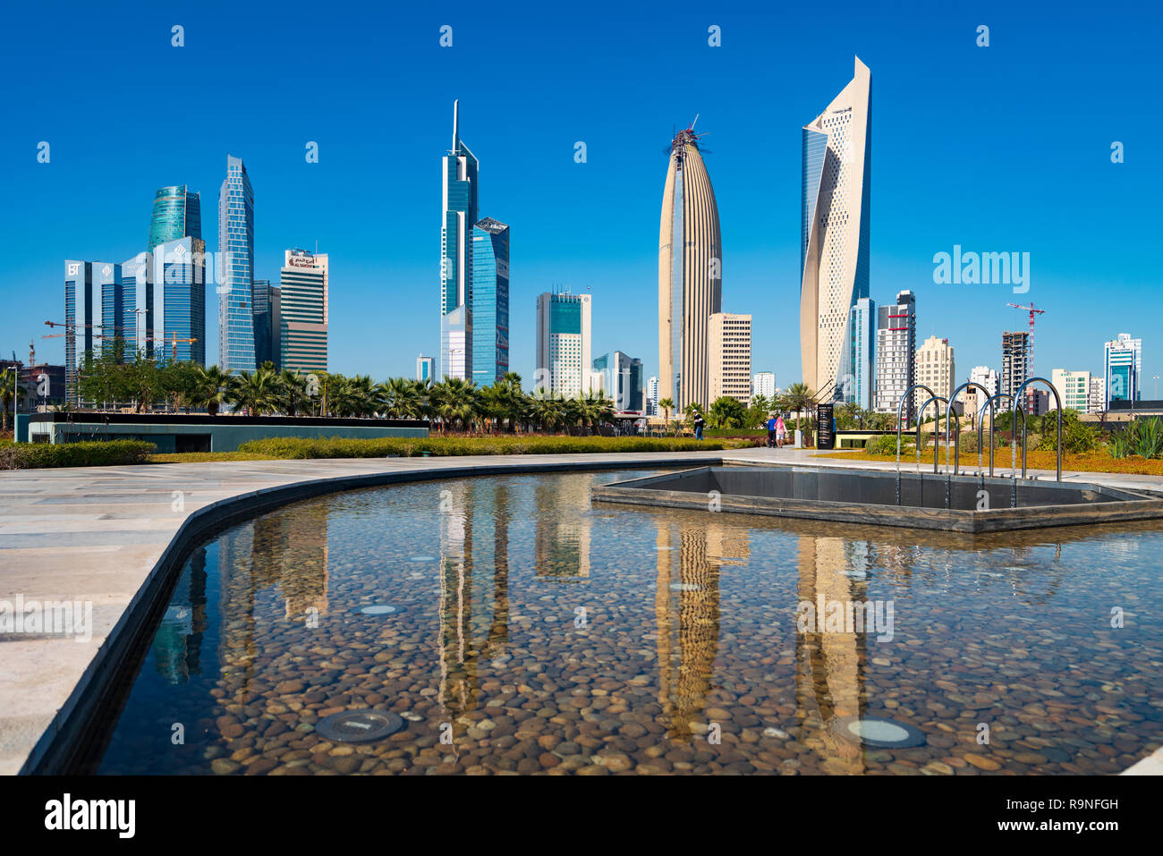 Giorno skyline del centro di Kuwait City da Al Shaheed Park in Kuwait, Medio Oriente Foto Stock