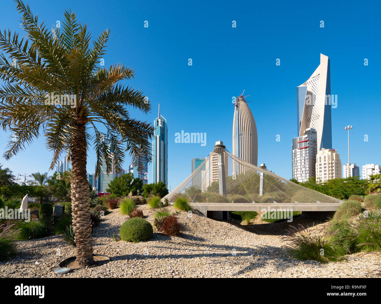 Giorno skyline del centro di Kuwait City presso la grande voliera in Al Shaheed Park in Kuwait, Medio Oriente Foto Stock