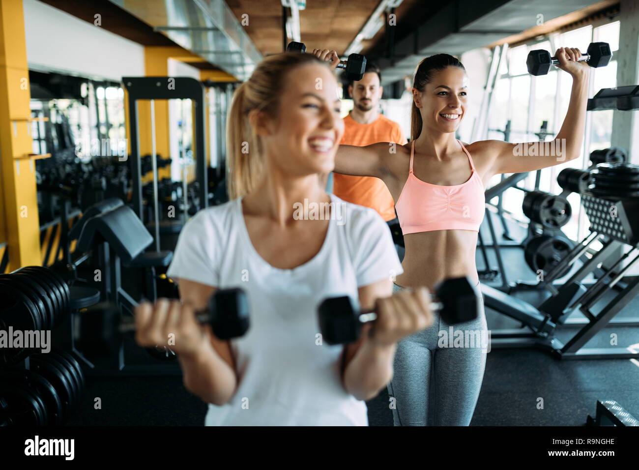 Gruppo di sano persone fitness in palestra Foto Stock