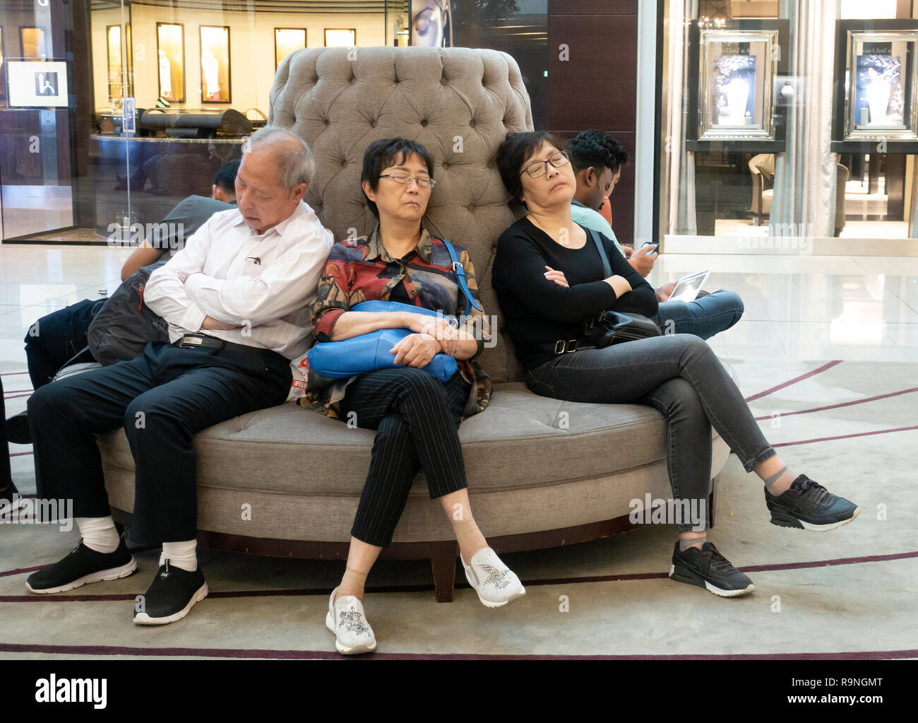 I turisti cinesi dormire dentro il centro commerciale di Dubai, Dubai, Emirati Arabi Uniti, Emirati arabi uniti Foto Stock