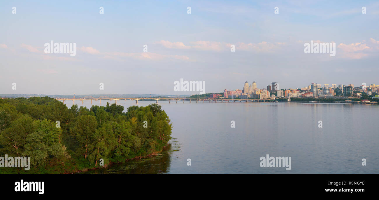 Dnepropetrovsk, panorama della città, sulle rive del fiume Dnieper Foto Stock