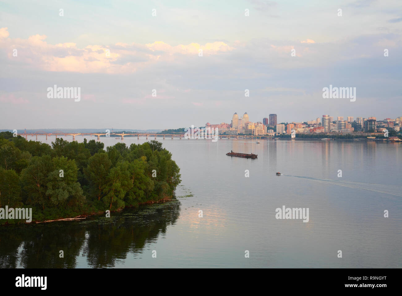Dnepropetrovsk, panorama della città, sulle rive del fiume Dnieper Foto Stock
