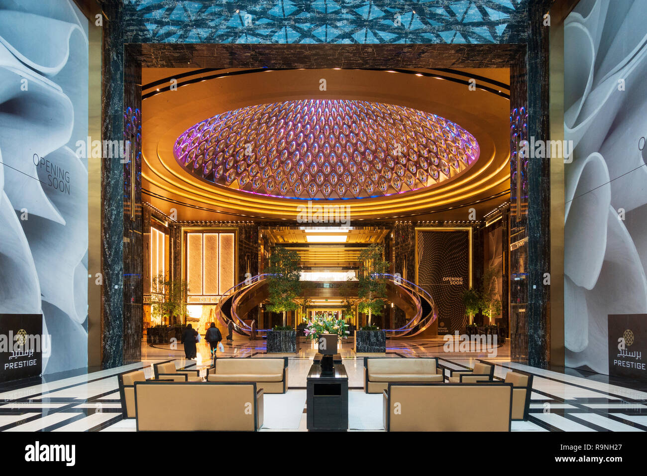 Interno del Prestige area di lusso dei viali shopping mall in Kuwait City, Kuwait, Medio Oriente Foto Stock