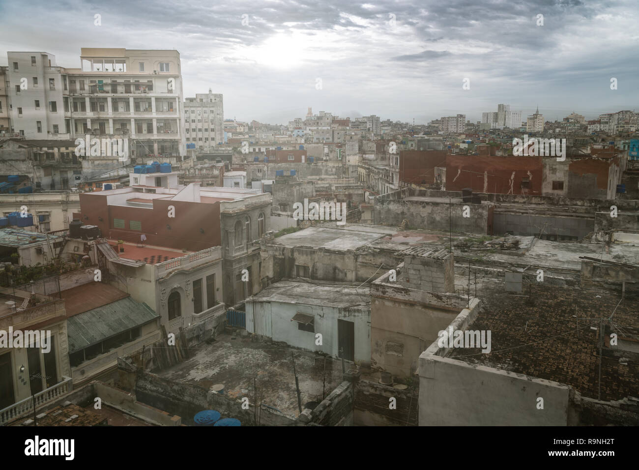 Vista panoramica sui tetti della città dell'Avana a Cuba. La corsa verso il basso per la maggior parte degli edifici in stile coloniale e fornire un tocco speciale per i visitatori e tour Foto Stock