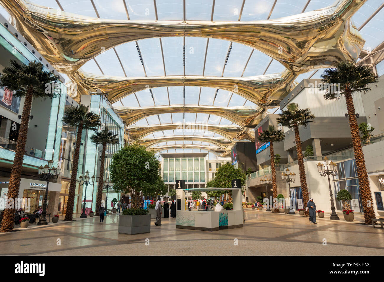 Interno dei viali shopping mall in Kuwait City, Kuwait, Medio Oriente Foto Stock