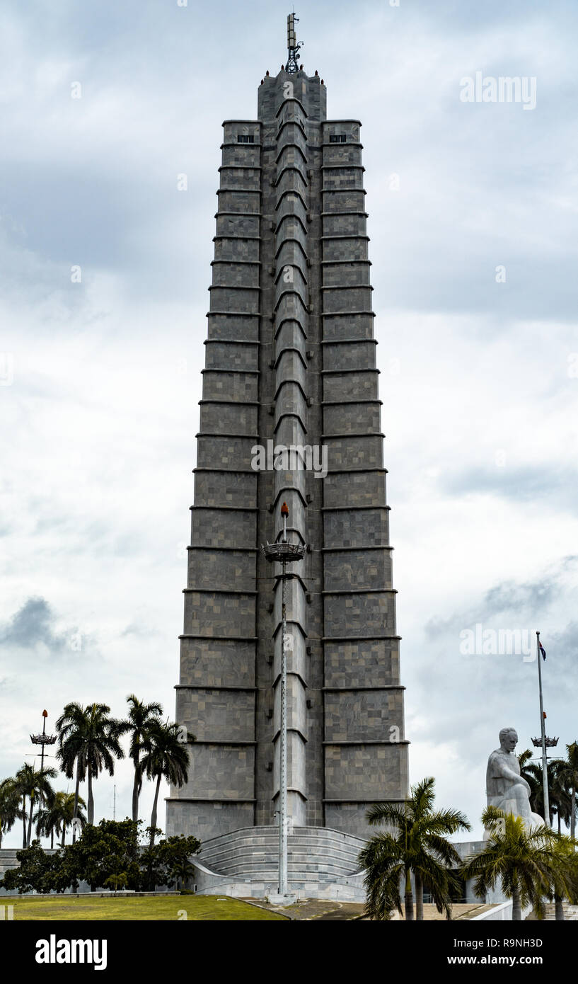 Antica e storica torre monumentale a la Plaza de la rivoluzione in Cuba Havana. Il tiro viene effettuato separatamente della torre dalla parte inferiore. Palme st Foto Stock