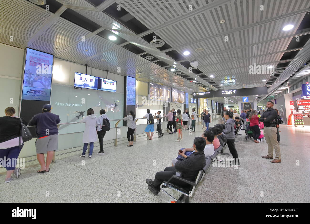 La gente in attesa all'Aeroporto Internazionale di Melbourne arrivi a Melbourne in Australia. Foto Stock