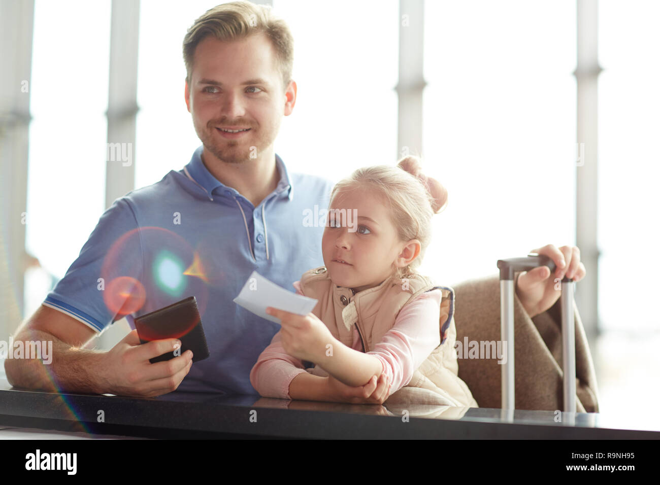 I passeggeri da banco per il check-in Foto Stock