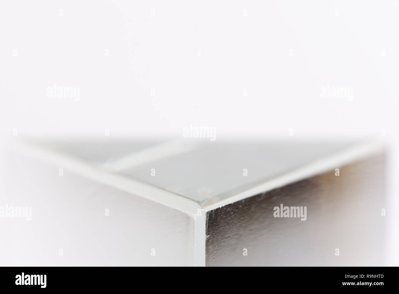 Triangolare, chiaro prisma di vetro isolato su uno sfondo bianco. Foto Stock