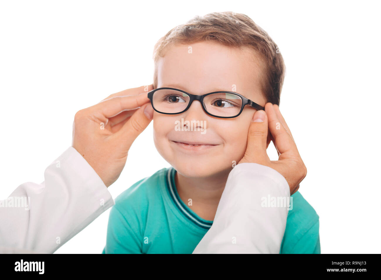 Poco paziente provando nuovi occhiali su sfondo bianco Foto Stock