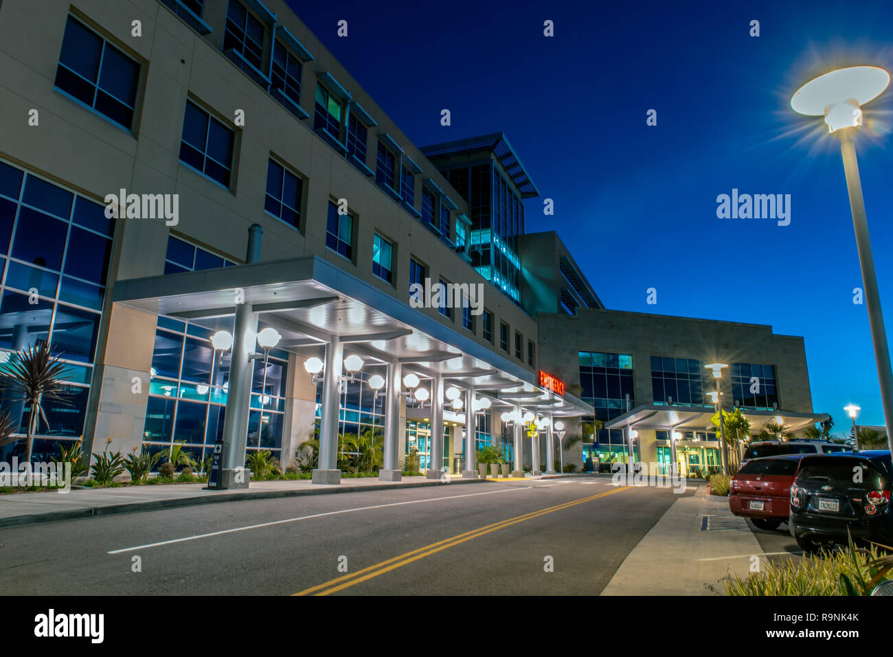 Aperto recentemente Comunità Memorial Hospital ingresso di emergenza con ben illuminata vialetto in Ventura, California, Stati Uniti d'America il 26 dicembre 2018. Foto Stock