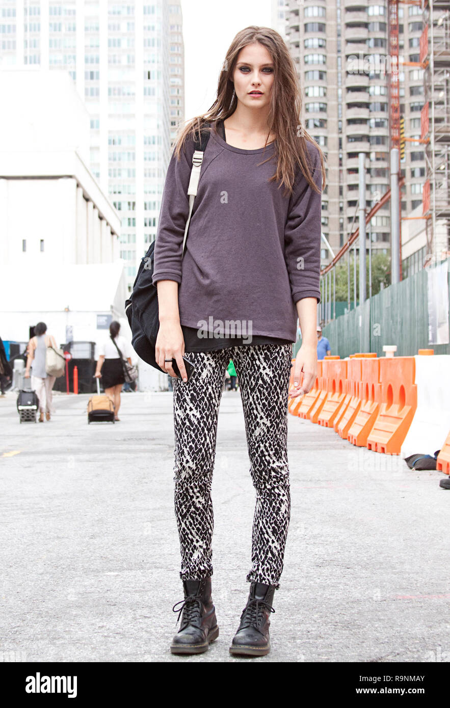 Modello di moda street style durante la settimana della moda di new york Foto Stock