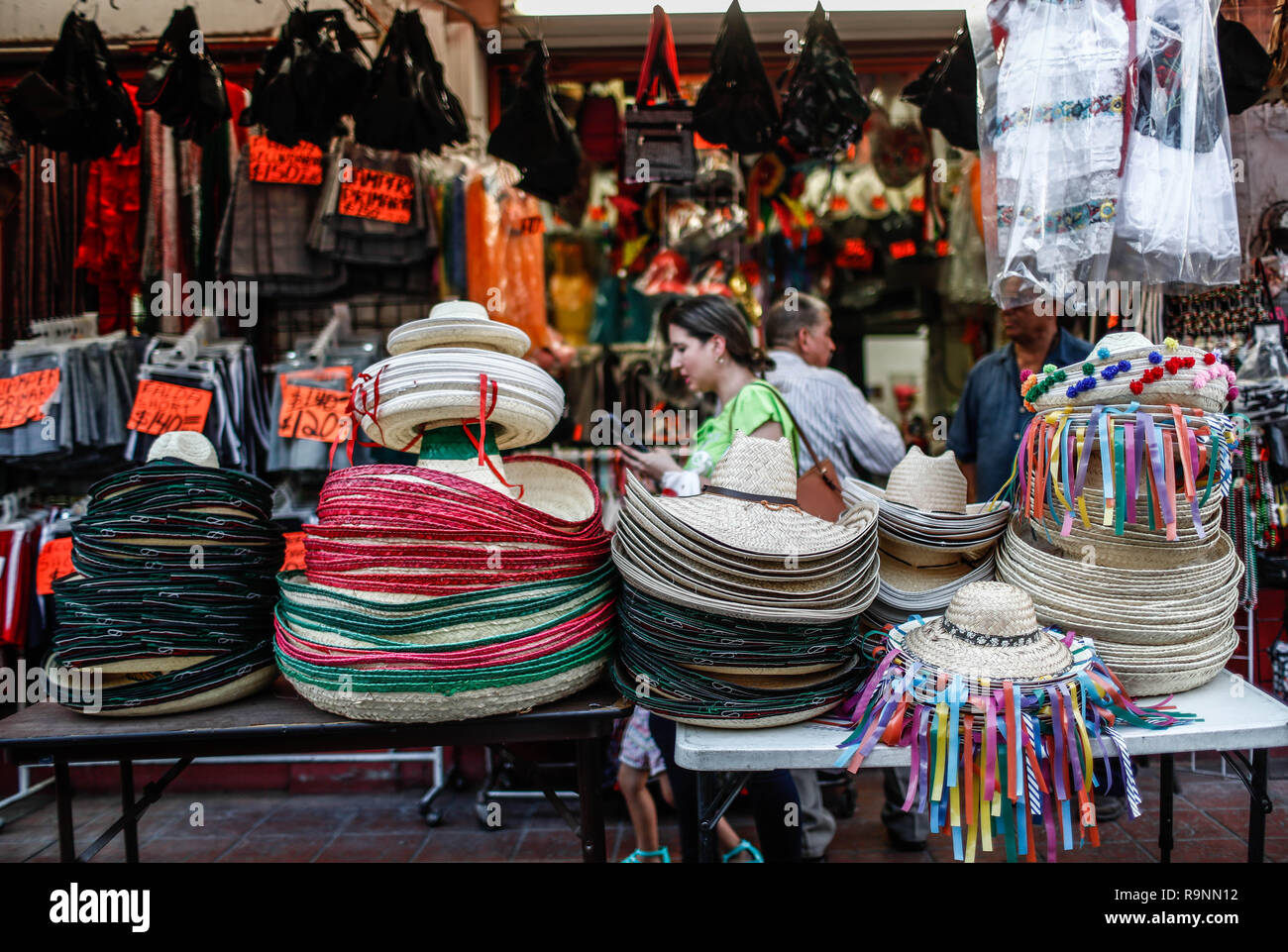 Vendita di costumi di adelita e cappelli charro molto popolare in questo mese di settembre 16 per il grido di indipendenza. Viva il Messico. Le feste nazionali, revolu messicano Foto Stock