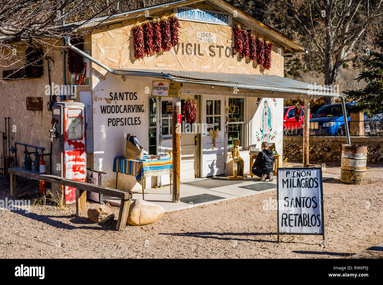 Chimayo, Nuovo Messico, USA, Veglia Store, Potrero Trading Post Vendita di retabli e Santos, Ispanico Arte. Foto Stock