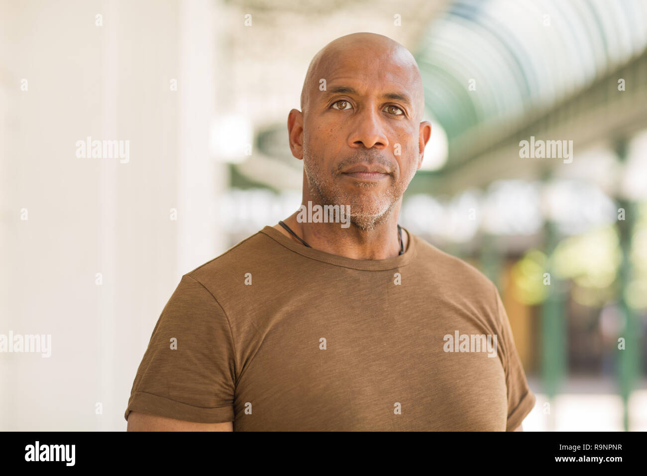 Coppia African American uomo sorridente con gli occhiali. Foto Stock