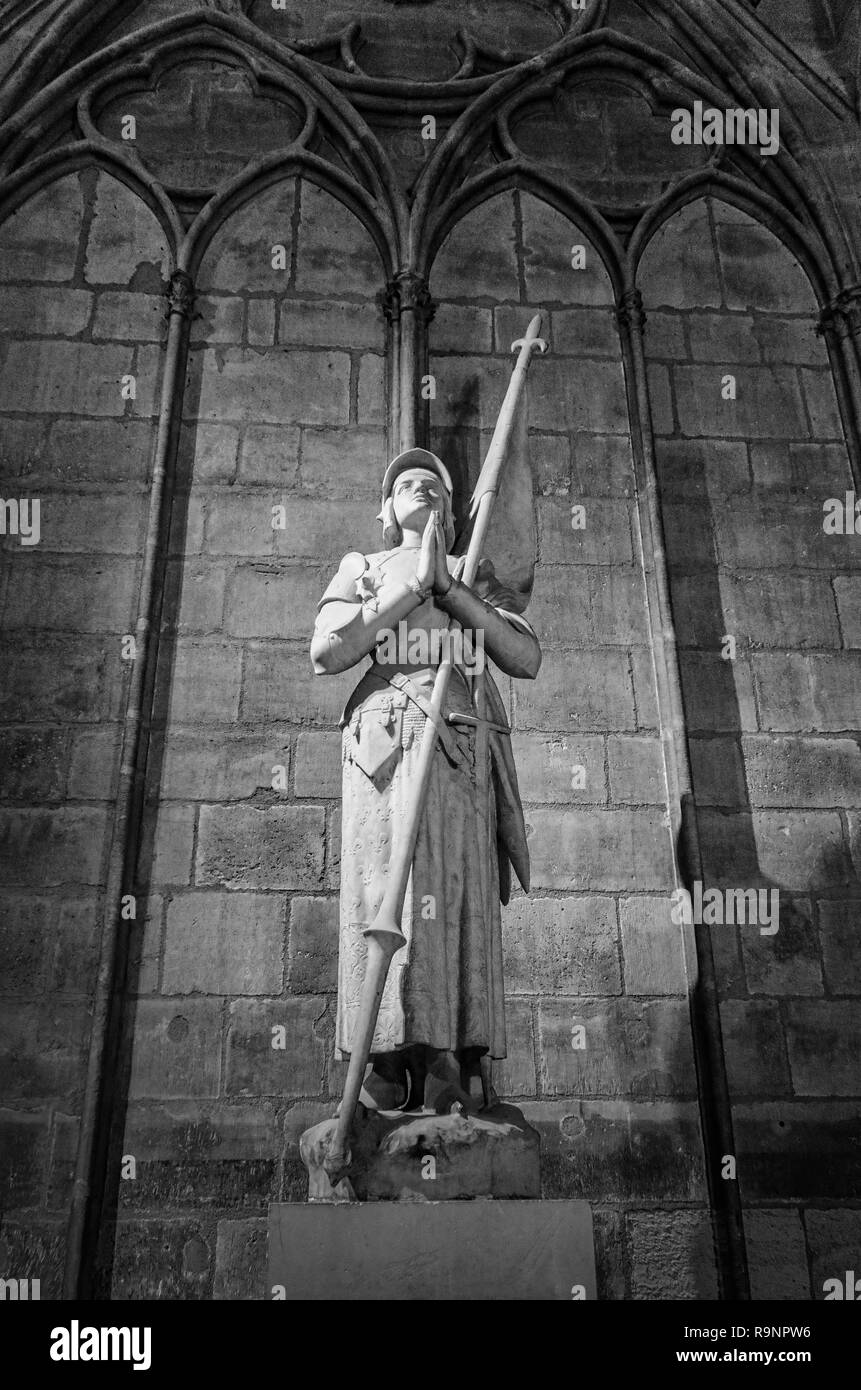 Statua di Giovanna d'arco all'interno di Notre Dame di Parigi Foto Stock