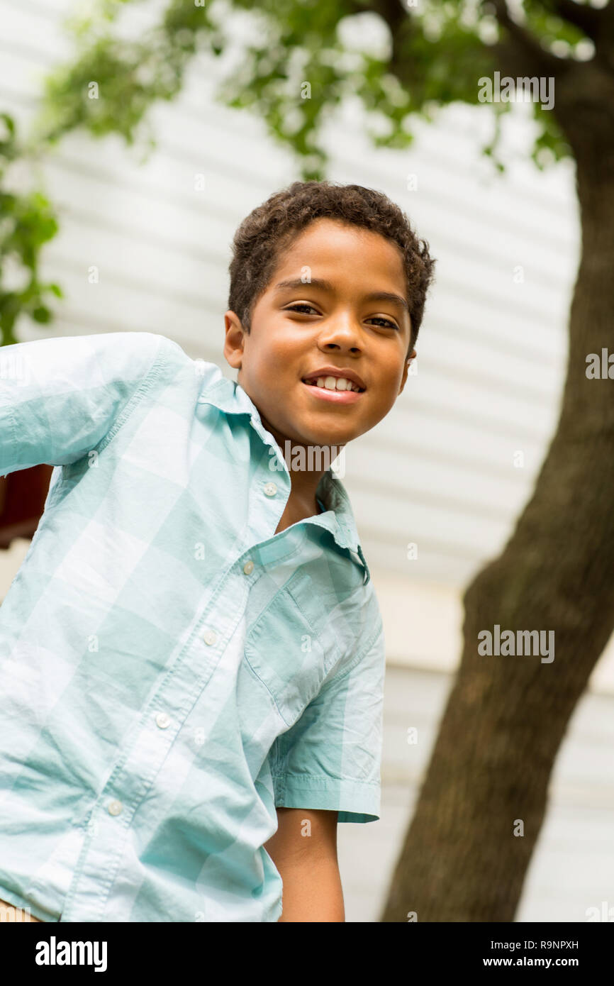 Portarit di una giovane razza mista little boy. Foto Stock