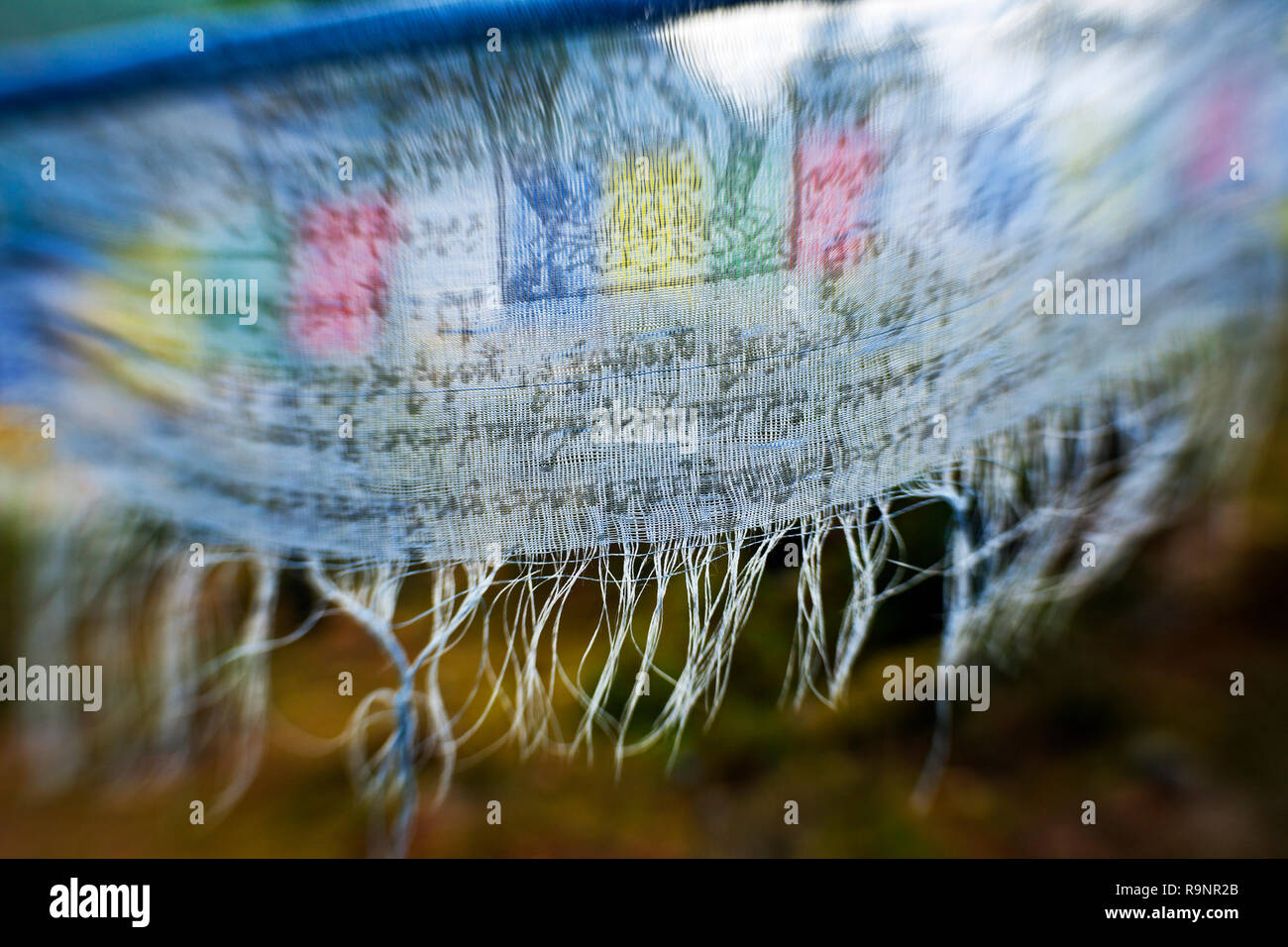 LB00114-00...BHUTAN - bandiere di preghiera nel Paro River Valley. LensBaby fotografia. Foto Stock