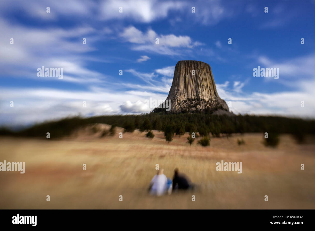 LB00148-00...WYOMING - due persone in erba a Devils Tower National Monument. Foto Stock