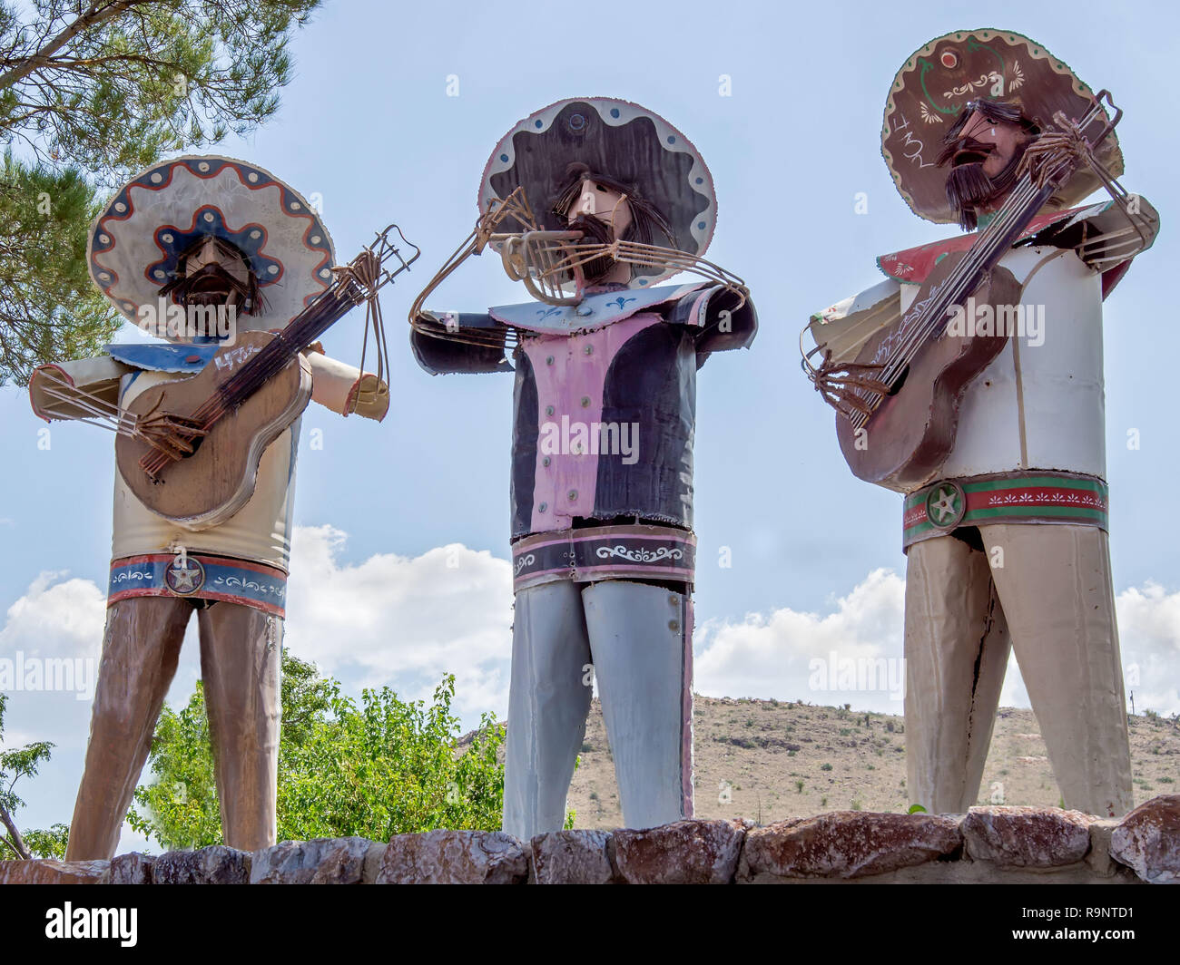 Sculture di mariachi nella tradizionalmente parte ispanico della città di Alpine, West Texas Foto Stock