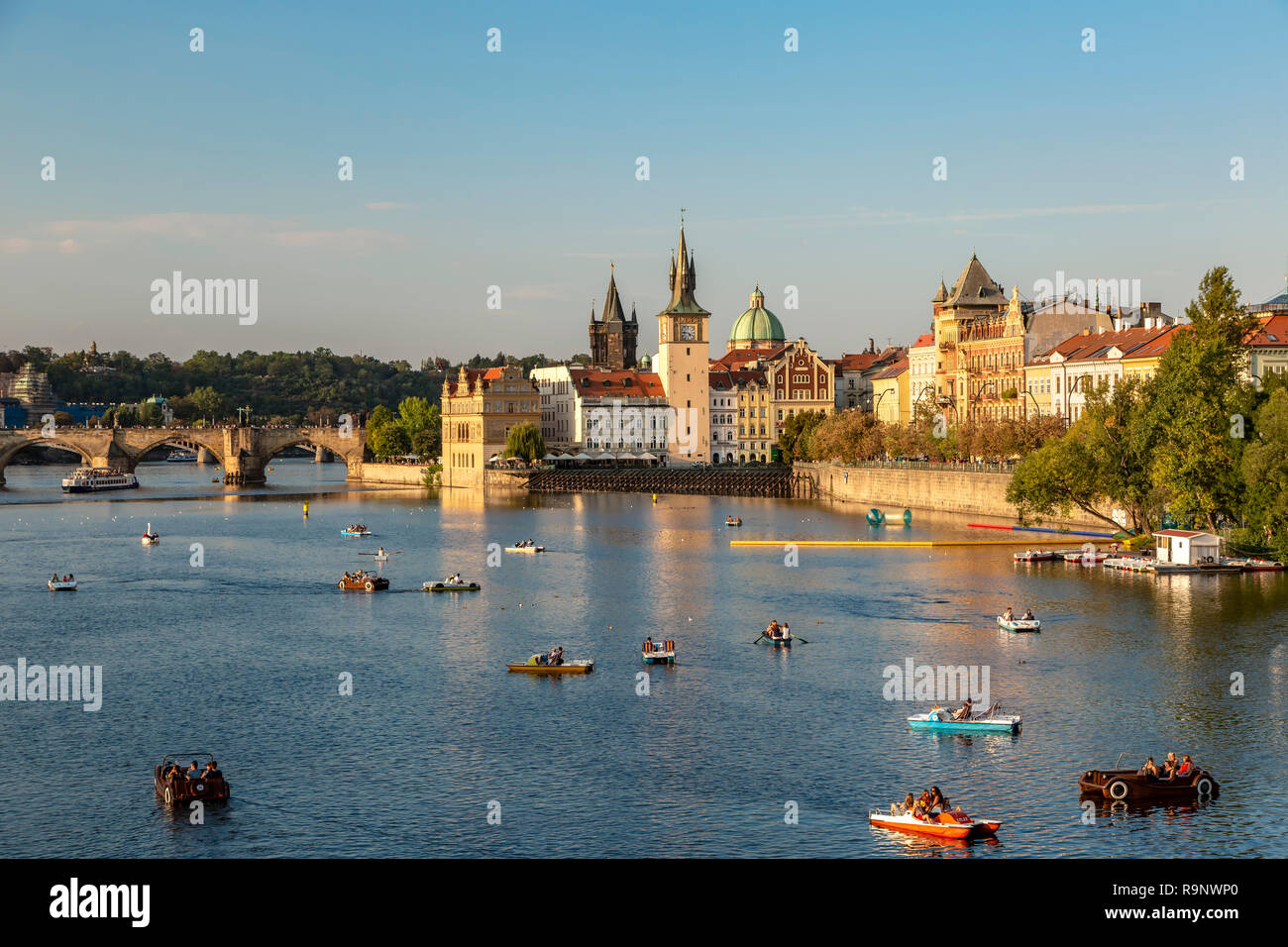 Vista di edifici sul lato est del Ponte Carlo e diportisti sulla Moldava (Moldau) Fiume, Centro Storico, Praga, Repubblica Ceca Foto Stock