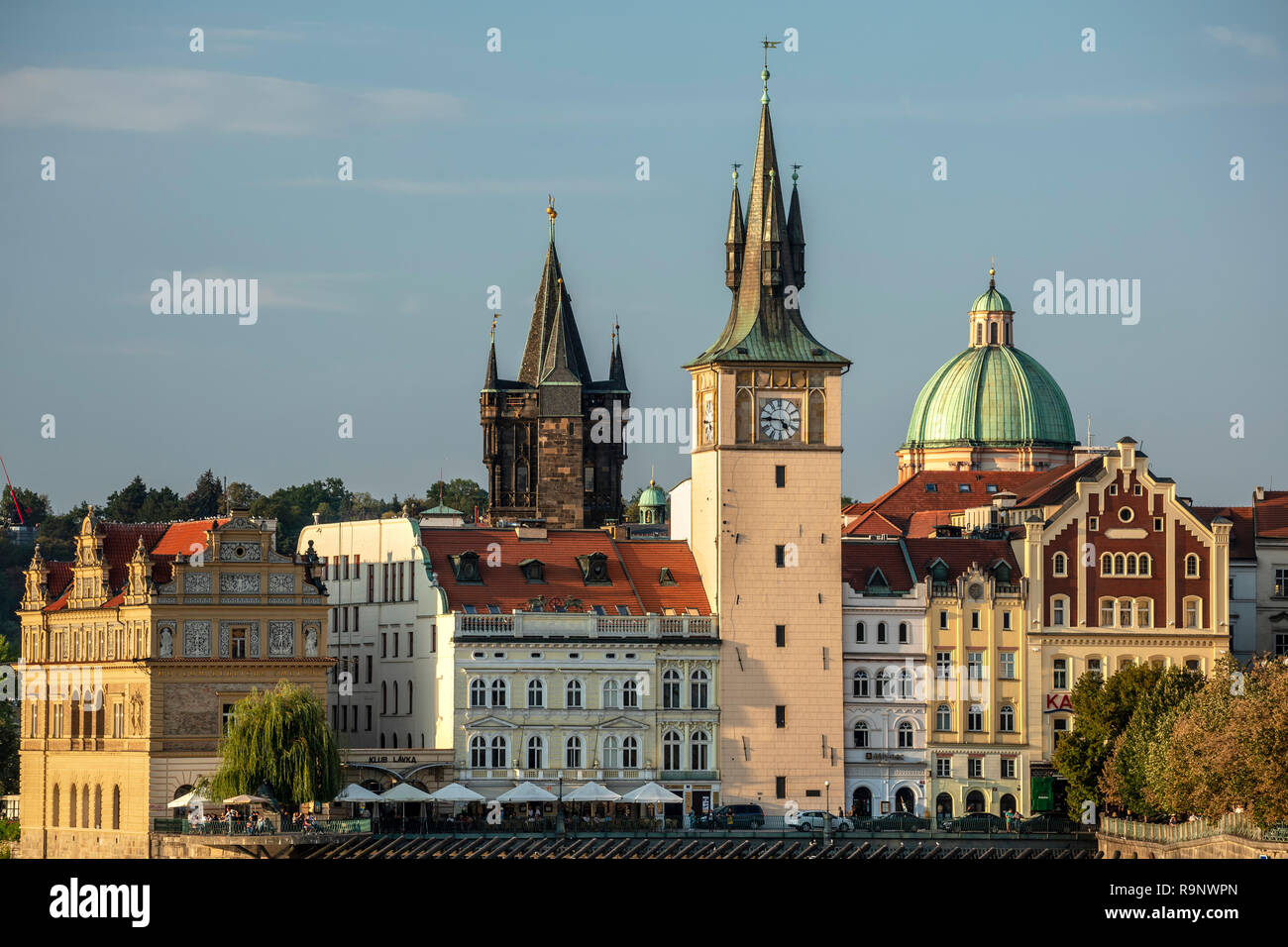 Edifici sul lato est del Ponte Carlo (cupola della chiesa di San Francesco d Assisi), la Città Vecchia di Praga, Repubblica Ceca Foto Stock