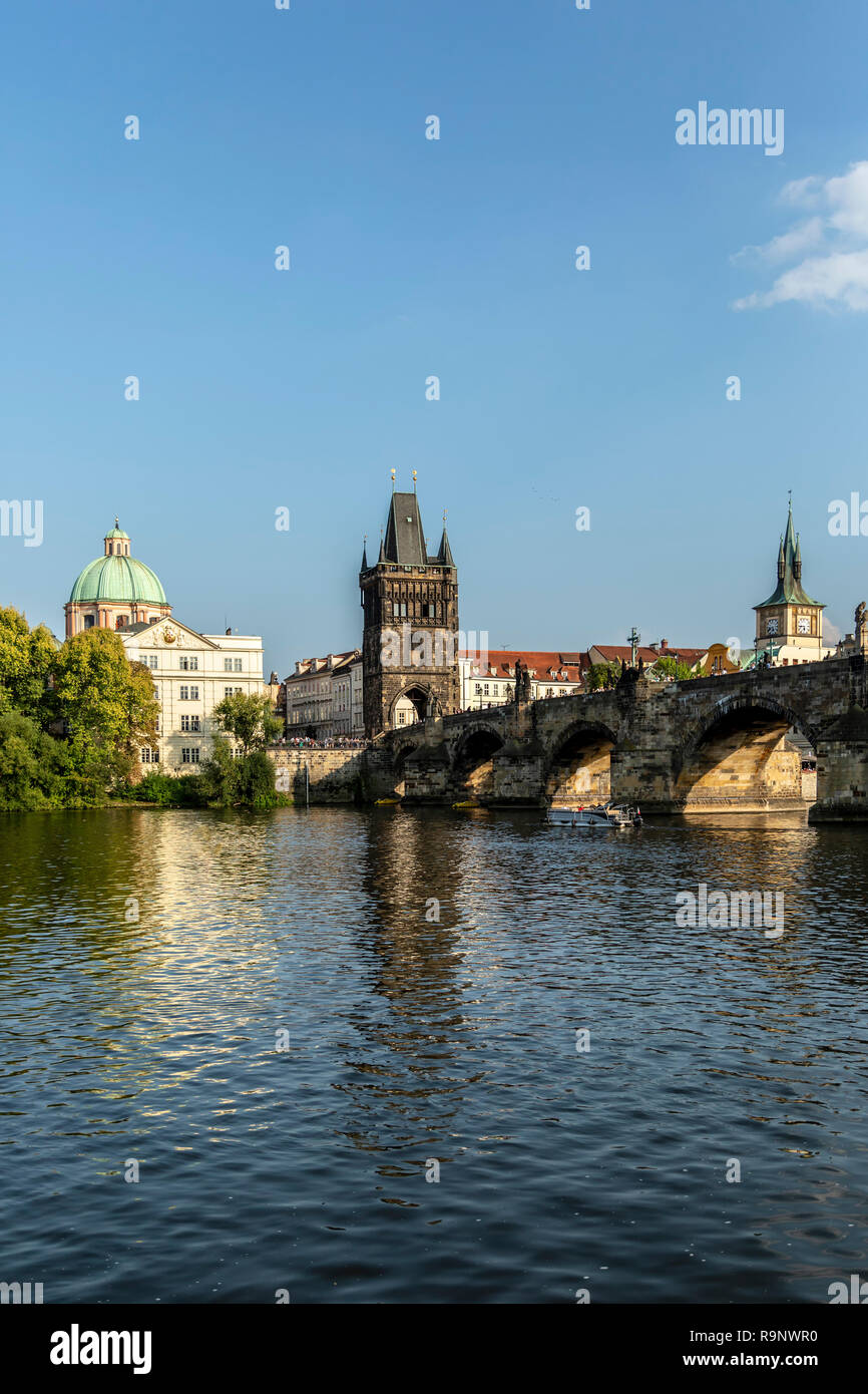 Vltava Moldau (Fiume), il Ponte Carlo e la Torre del Ponte, Città Vecchia, Praga, Repubblica Ceca Foto Stock