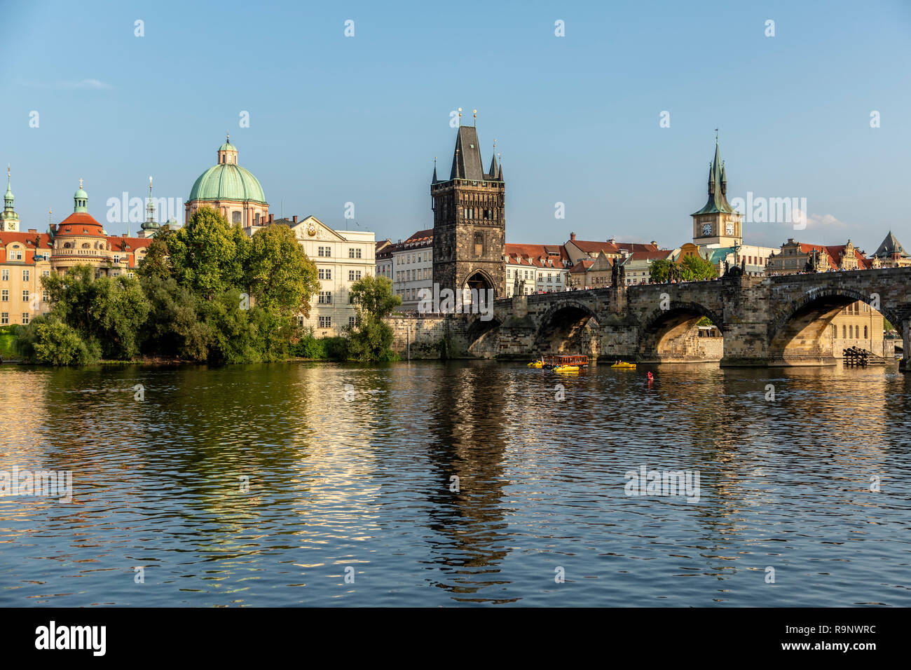 Vltava Moldau (Fiume), il Ponte Carlo e la Torre del Ponte (cupola della chiesa di San Francesco d Assisi a sinistra), la Città Vecchia di Praga, Repubblica Ceca Foto Stock