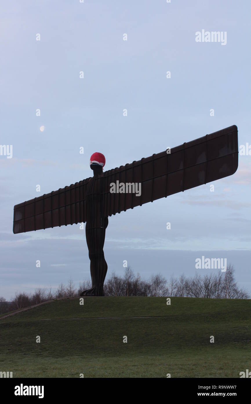Gateshead, Newcastle upon Tyne, Regno Unito. 26 dicembre, 2018. Angelo del Nord con Babbo Natale Hat & Luna - Gateshead - Angelo del Nord. Newcast Foto Stock