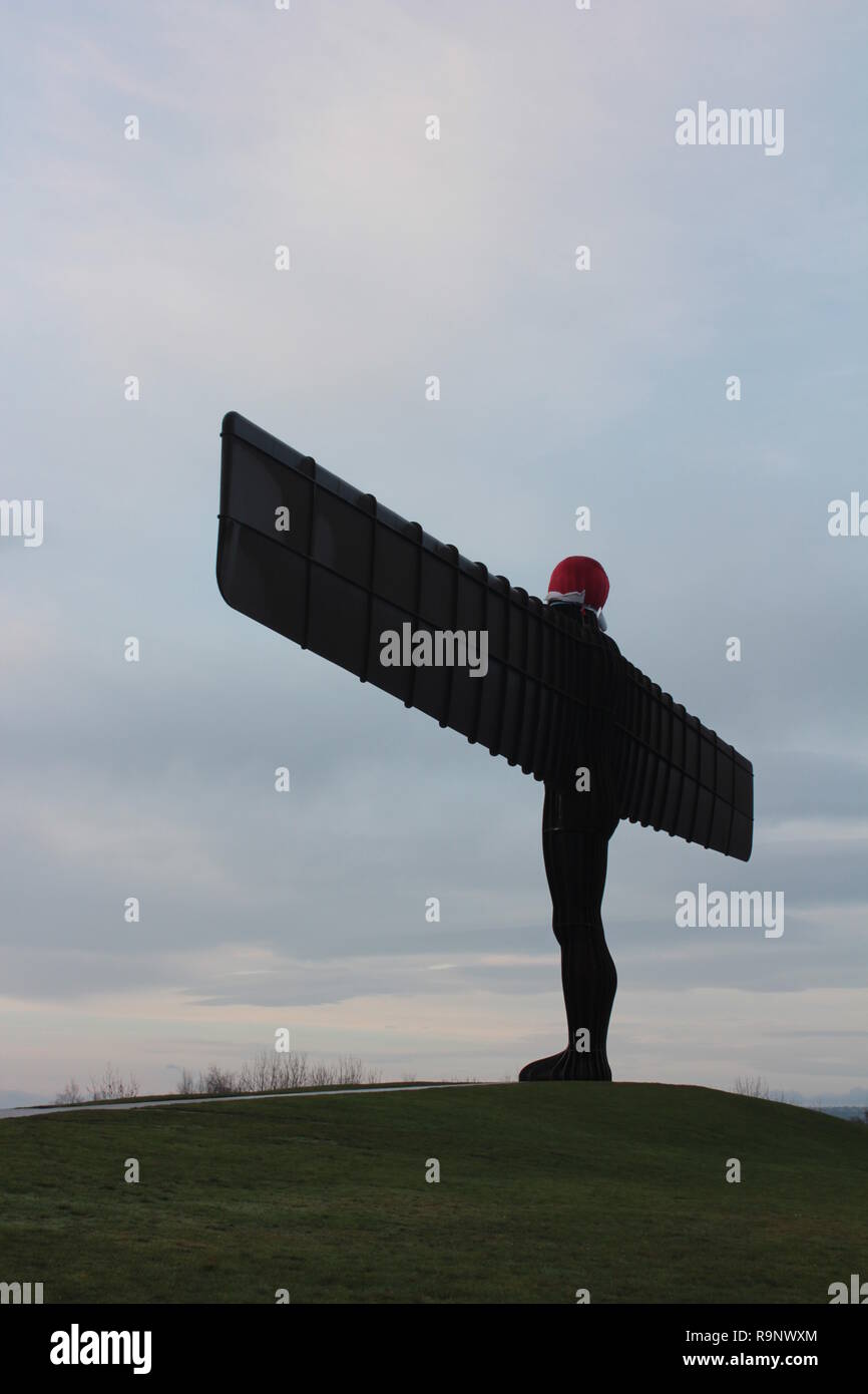 Gateshead, Newcastle upon Tyne, Regno Unito. 26 dicembre, 2018. Angelo del Nord con Babbo Natale Hat & Luna - Gateshead - Angelo del Nord. Newcast Foto Stock