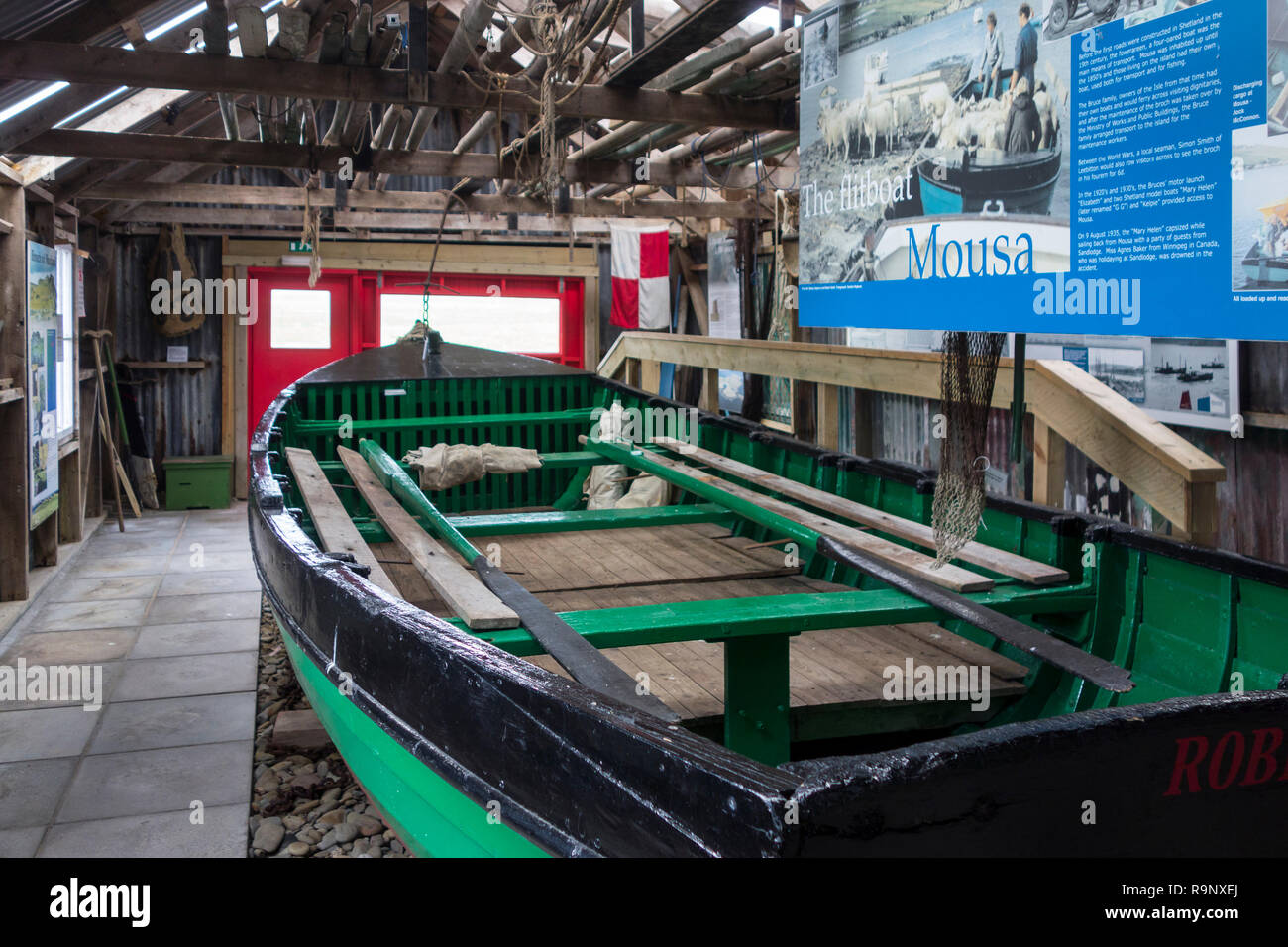 Il restaurato Mousa flitboat / flit barca in Sandsayre centro interpretativo a Sandwick, isole Shetland, Scotland, Regno Unito Foto Stock