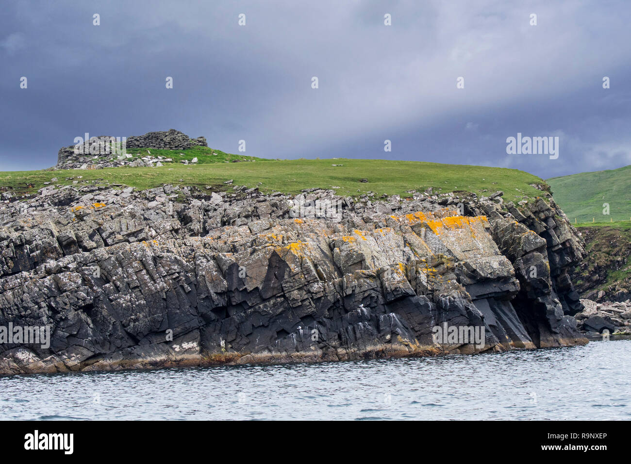 Rimane del Broch di Burraland sul n. Ness penisola vicino Sandwick, isole Shetland, Scotland, Regno Unito Foto Stock