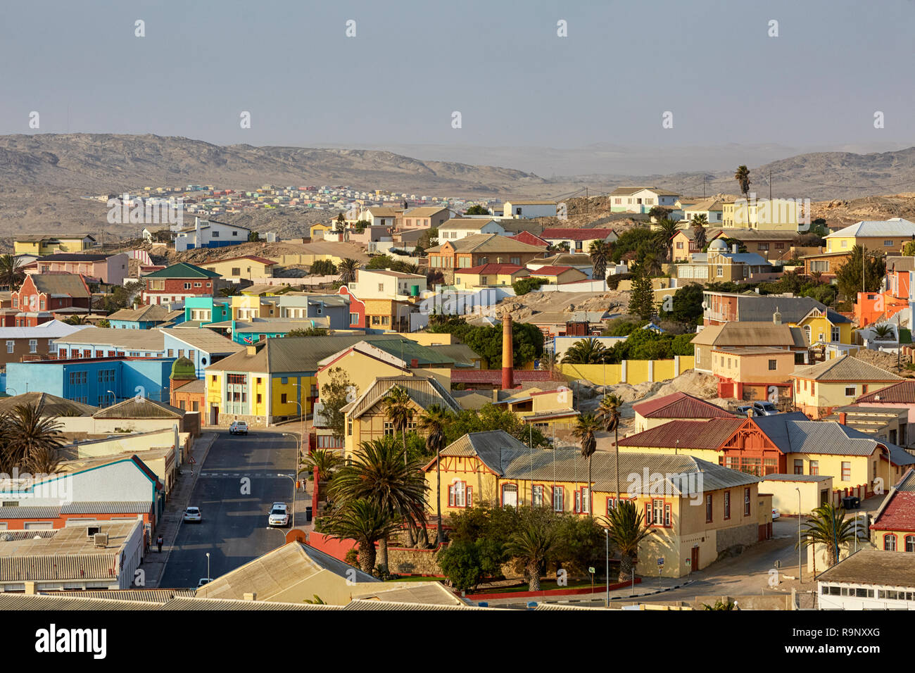 Vista aerea di Luderitz mostra case colorate in Namibia, Africa Foto Stock