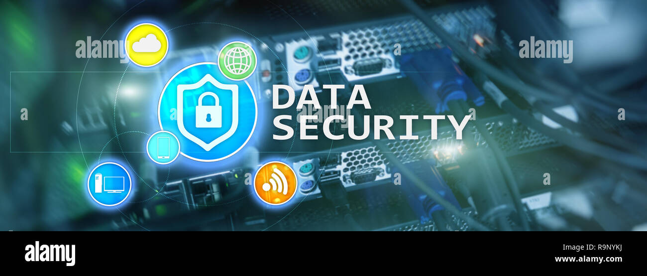 La sicurezza dei dati, cyber prevenzione della criminalità, le informazioni digitali di protezione. Bloccare le icone e la sala server sfondo. Foto Stock
