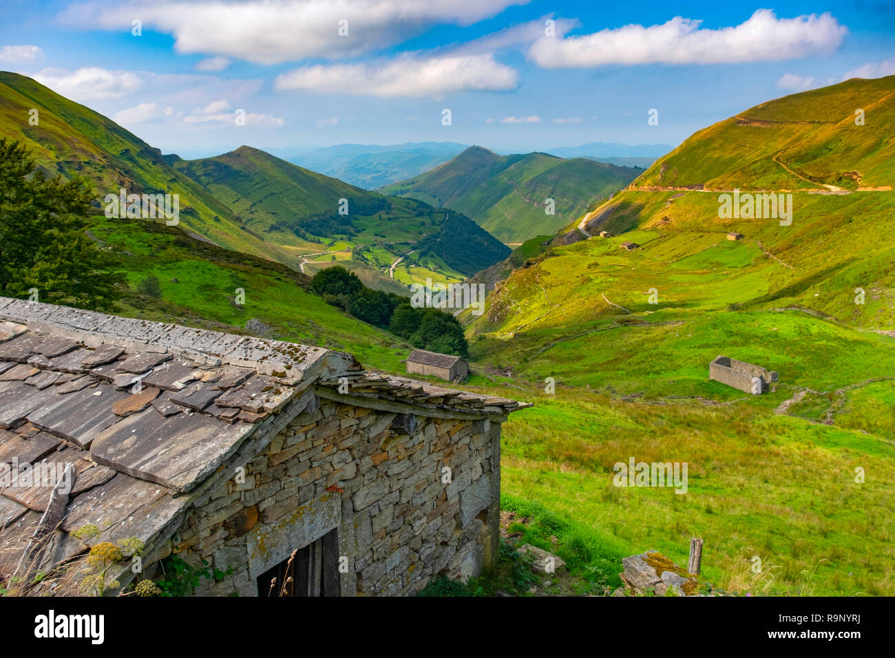 La natura del paesaggio. Cabañas pasiegas e prati. Cottage di Valles pasiegos. Cantabria Spagna settentrionale, l'Europa. Foto Stock