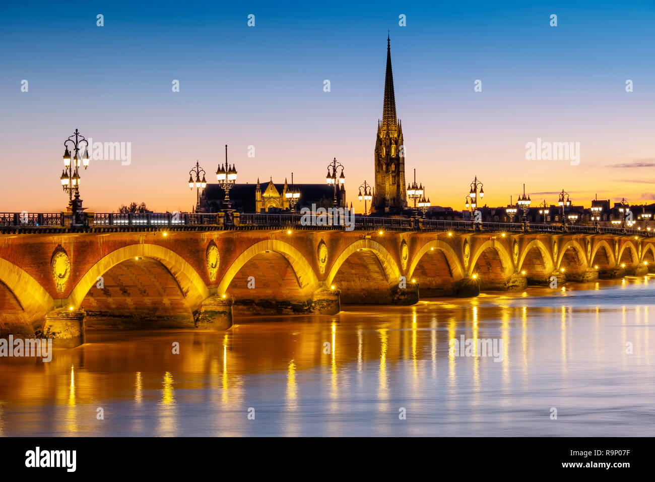 Pont de Pierre al crepuscolo. Il ponte di pietra e fiume Garonne. Bordeaux, Gironde. Regione Aquitania. Francia Europa Foto Stock